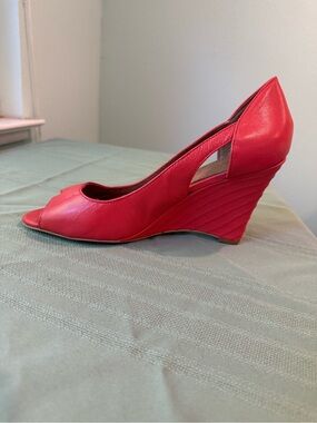Corso Como Smith Leather Peep toe Wedge Pump new coral 10